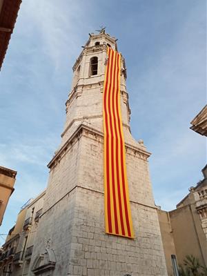 Vilanova hissa la senyera al campanar de Sant Antoni per endinsar-se en la seva festa major. EIX