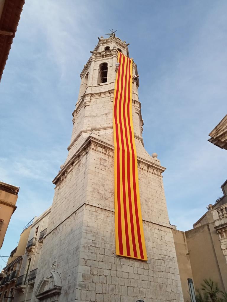 Vilanova hissa la senyera al campanar de Sant Antoni per endinsar-se en la seva festa major. EIX