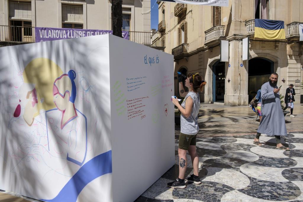 Vilanova i la Geltrú reivindica la tasca de les infermeres amb una acció del Col·legi. EIX