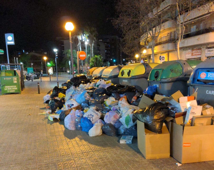 Vilanova intenta recuperar la normalitat després de les vagues d'escombraries i neteja viària . EIX