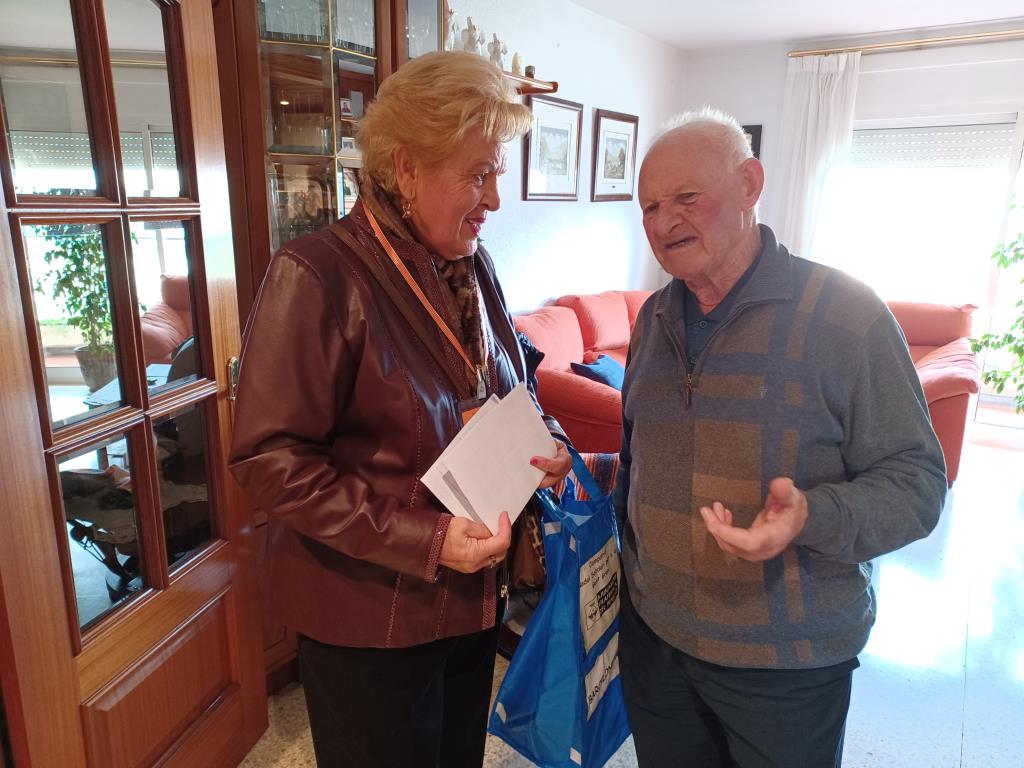 Voluntaris de la Comissió pel benestar visiten les persones majors de 80 anys que viuen soles. Ajuntament de Vilafranca
