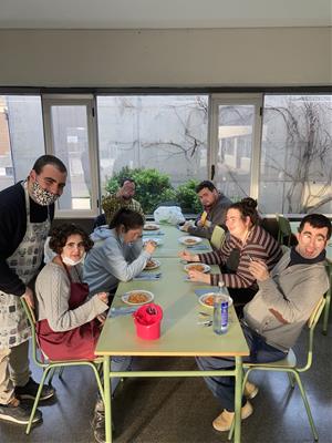 Vuit persones amb discapacitat intel·lectual participen en el curs de cuina del projecte de formació continuada de Sant Pere de Ribes. Ajt Sant Pere d