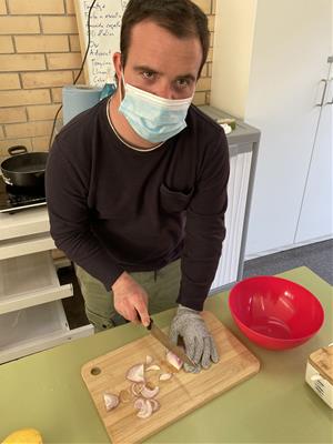 Vuit persones amb discapacitat intel·lectual participen en el curs de cuina del projecte de formació continuada de Sant Pere de Ribes