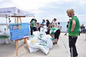 150 voluntaris recullen 263 quilos de deixalles a les platges de Sitges. @VisitSitges by @Marinaph