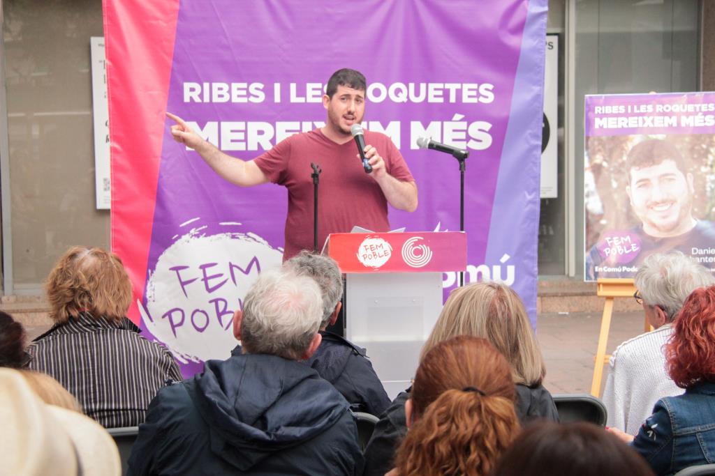 Acte a la plaça Sant Jordi de Les Roquetes de Fem Poble - En Comú Podem. Eix