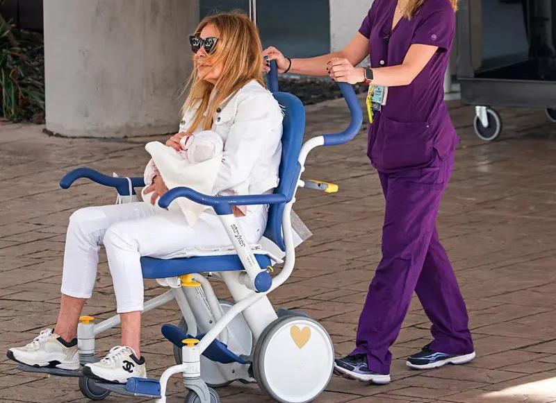 Ana Obregón sortint en cadira de rodes de l'Hospital. Revista 'Hola'