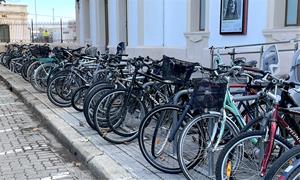 Aparcament de bicicletes a l'exterior de l'estació de trens de Vilanova