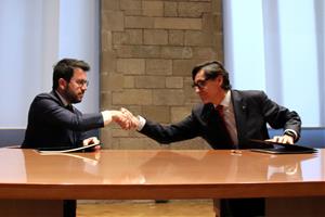 Aragonès i Illa rubriquen l'acord que permetrà l'aprovació dels pressupostos del Govern per al 2023. ACN
