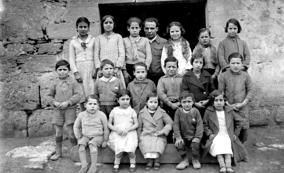 Benaiges amb els seus alumnes a l'escola de Bañuelos de Bureba.. Arx. Família Benaiges