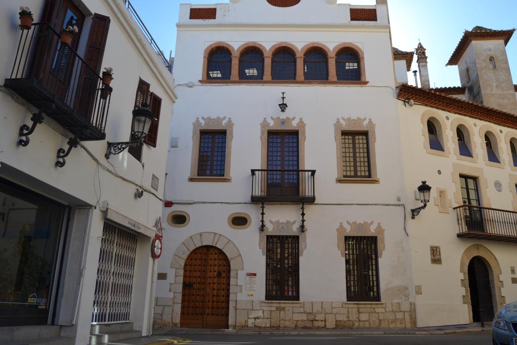 Biblioteca Santiago Rusiñol. Eix