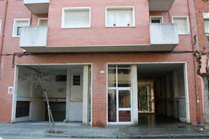 Bloc de pisos del carrer Torrelles de Foix de Vilafranca del Penedès on la Guàrdia Civil ha fet diverses entrades en el marc d'un operatiu antidroga  