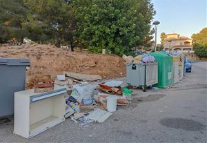 Brutícia als contenidors de Cunit