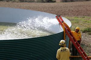 Buiden piscines municipals del Penedès per reomplir punts d’aigua d’incendis forestals