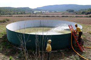 Buiden piscines municipals del Penedès per reomplir punts d’aigua d’incendis forestals