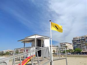 Calafell adapta per a persones daltòniques les banderes que senyalitzen l’estat del bany a les platges. ACN