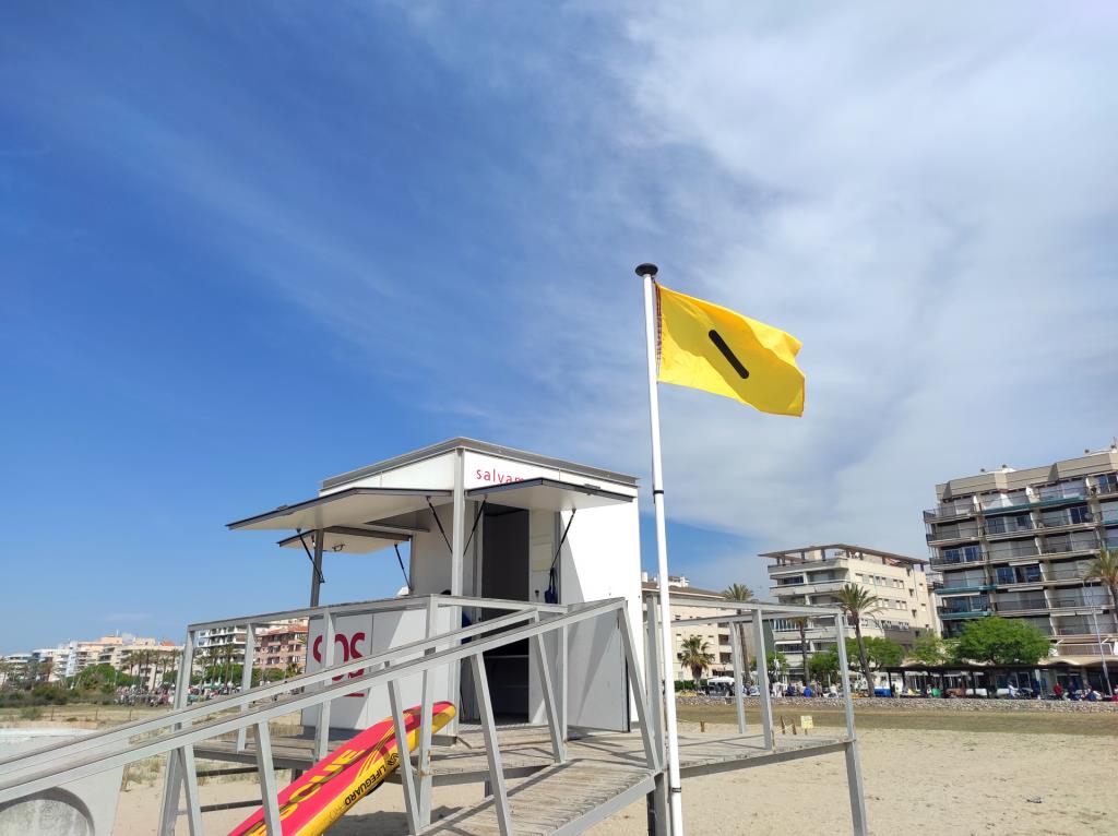 Calafell adapta per a persones daltòniques les banderes que senyalitzen l’estat del bany a les platges. ACN