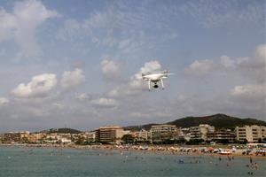 Calafell sobrevola les platges amb dron per avaluar l’eficàcia de les mesures de renaturalització. ACN