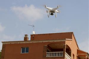 Calafell supervisa amb dron si els veïns de cases unifamiliars han omplert les piscines malgrat la sequera. ACN