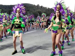 Canyelles viu una espectacular rua amb més de 1.700 participants