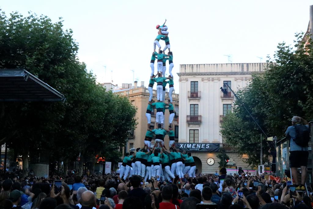 Castellers de Vilafranca signen unes Santes de gamma extra carregant la torre de 9. ACN