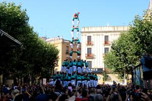 Castellers de Vilafranca signen unes Santes de gamma extra carregant la torre de 9