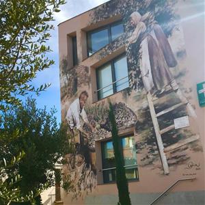 Castellolí estrena un mural que representa els orígens del poble i homenatja la figura d’un antic alcalde