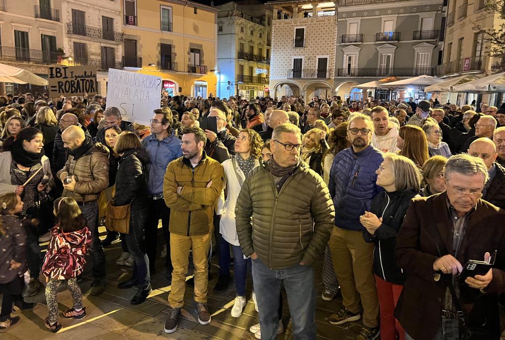 Centenars de persones es concentren a Igualada per protestar contra la pujada generalitzada d'impostos. ACN