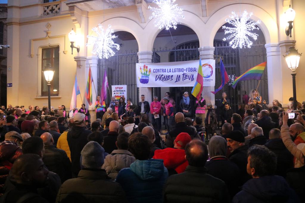 Centenars de persones es concentren a Sitges contra les brutals agressions homòfobes de la matinada de Cap d’Any. ACN