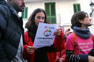 Centenars de persones es concentren a Sitges contra les brutals agressions homòfobes de la matinada de Cap d’Any