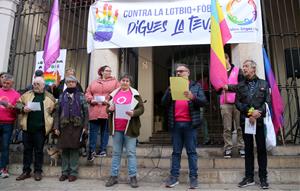 Centenars de persones es concentren a Sitges contra les brutals agressions homòfobes de la matinada de Cap d’Any
