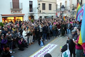 Centenars de persones es concentren a Sitges contra les brutals agressions homòfobes de la matinada de Cap d’Any