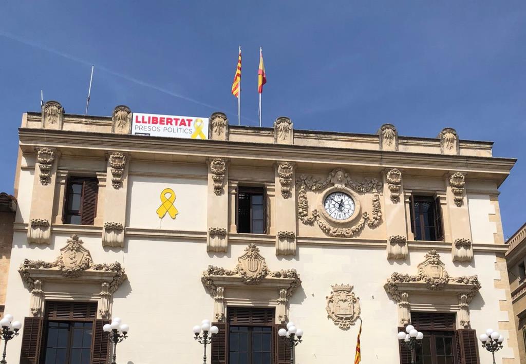 Ciutadans demana a la Junta Electoral que obligui l’Ajuntament de Vilafranca a retirar les pancartes independentistes. Ciutadans