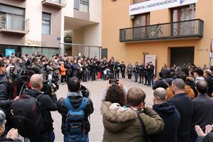 Concentració a la plaça de la Vila de Sallent pel minut de silenci en record a la nena morta. ACN / Mar Martí