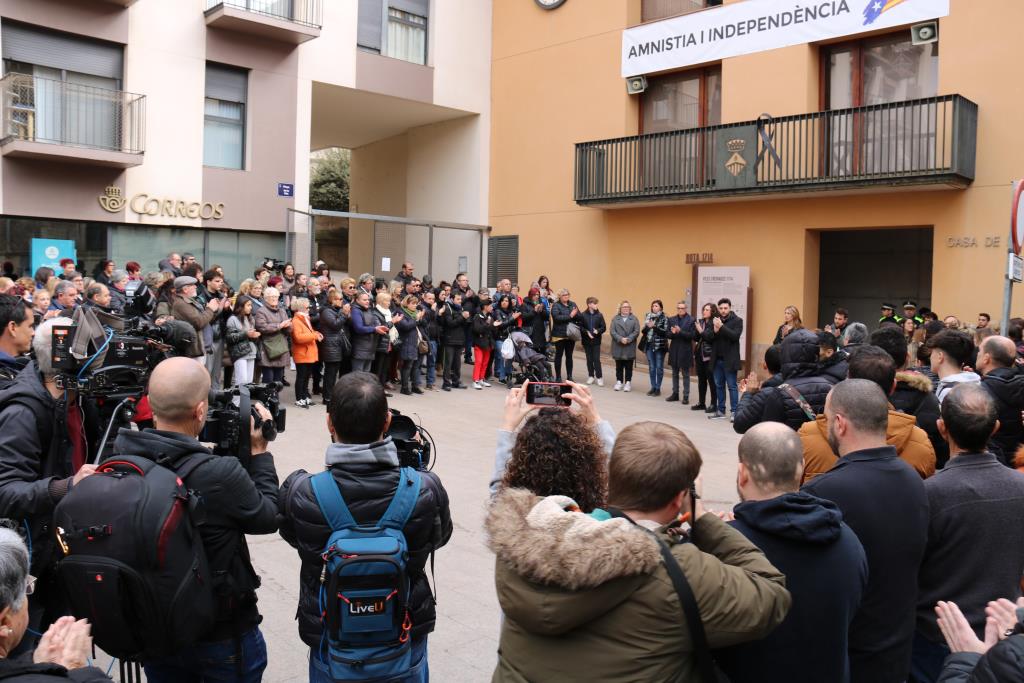 Concentració a la plaça de la Vila de Sallent pel minut de silenci en record a la nena morta. ACN / Mar Martí