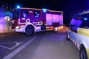 Confinen dues urbanitzacions per un incendi urbà i forestal a Calafell on treballen 35 dotacions dels Bombers. ACN