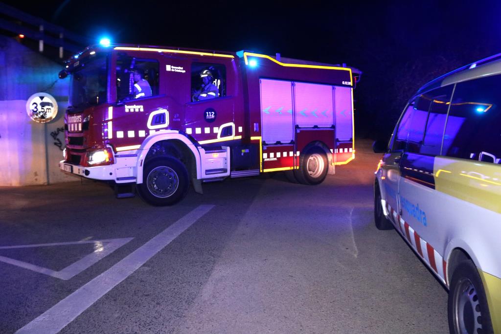 Confinen dues urbanitzacions per un incendi urbà i forestal a Calafell on treballen 35 dotacions dels Bombers. ACN