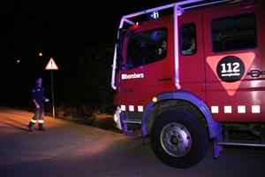 Confinen dues urbanitzacions per un incendi urbà i forestal a Calafell on treballen 35 dotacions dels Bombers