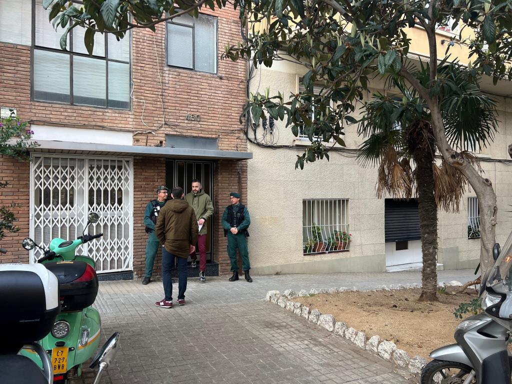 Continua l'escorcoll en un pis de Barcelona propietat de l'acusat de matar la dona enterrada a Pontons. ACN