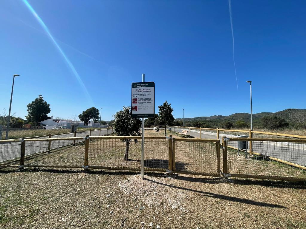 Creen el primer parc caní de Santa Oliva al carrer Tramuntana de Les Pedreres. Ajuntament de Santa Oliva