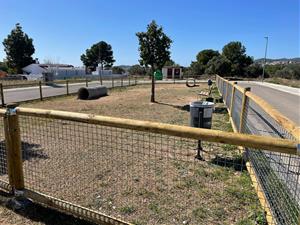 Creen el primer parc caní de Santa Oliva al carrer Tramuntana de Les Pedreres