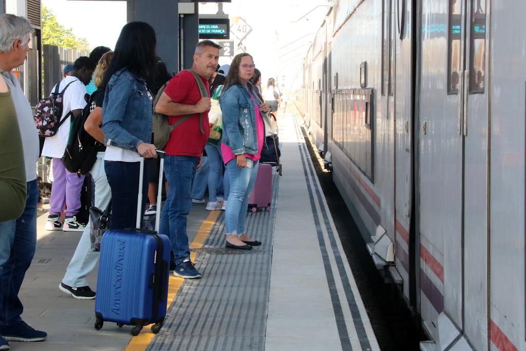 Cubelles, Cunit i Calafell reclamen a Renfe un reforç per carretera mentre duri la crisi de l’R2Sud. ACN