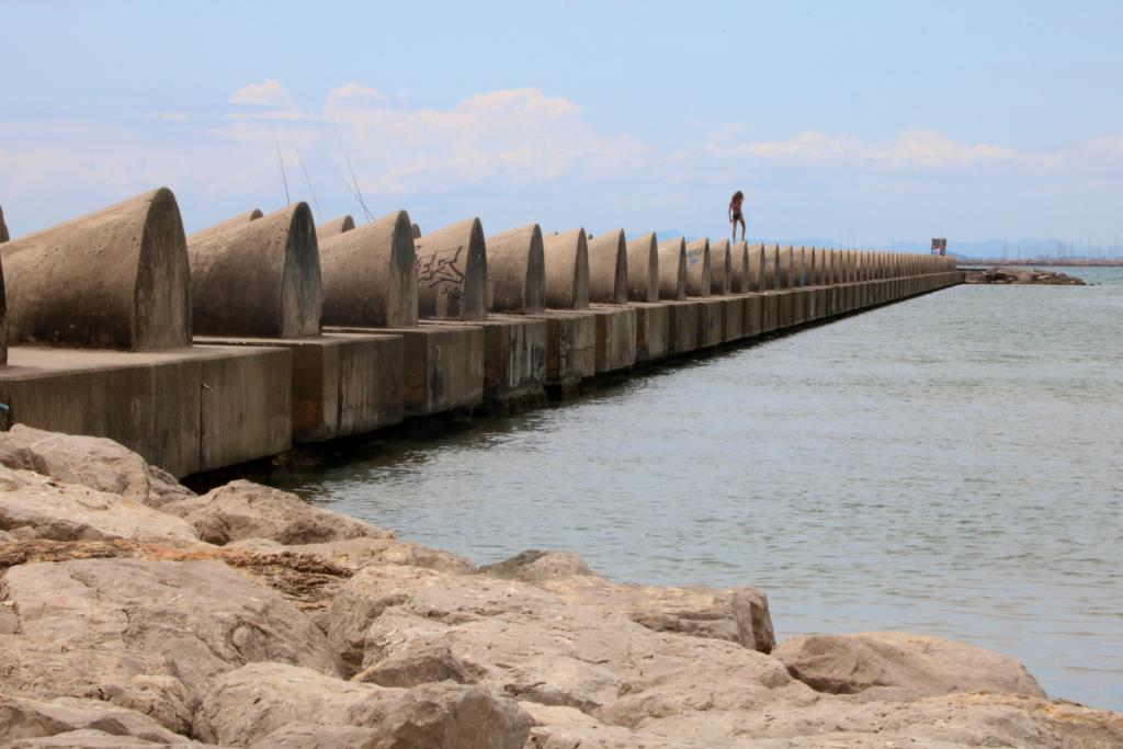 Cubelles i Cunit insisteixen en demanar que el futur de la dàrsena de la tèrmica no empitjori la situació de les platges. ACN