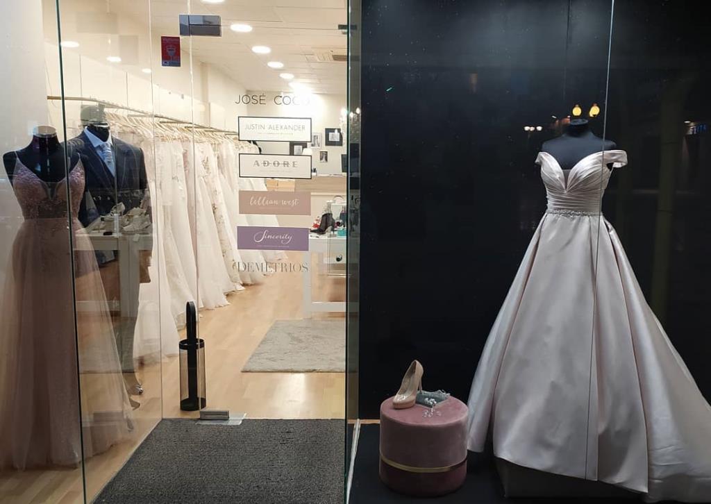 Denuncien una estafa pel tancament d’una botiga de vestits de casament a Vilanova i la Geltrú. José Coco Novias