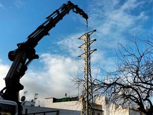 Desmantellen les torres de mitja tensió de l’entrada de Les Roquetes