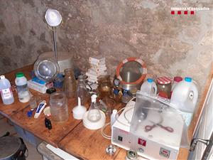 Detenen dos homes per tenir un laboratori per processar marihuana en una masia de Castellolí. ACN