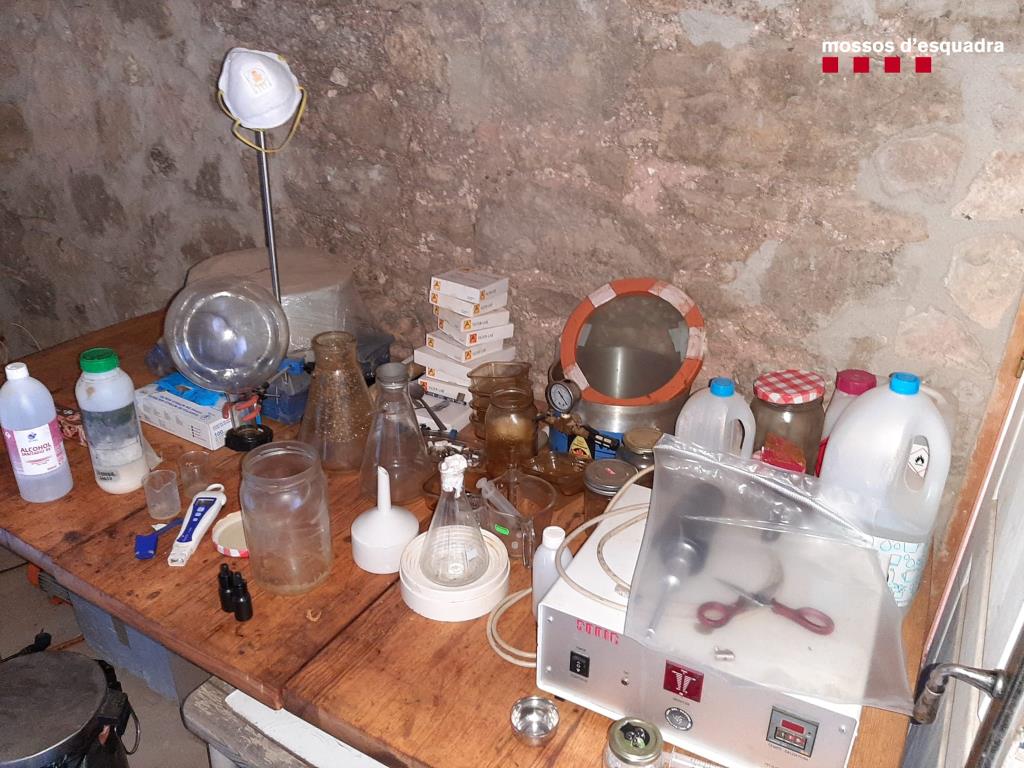 Detenen dos homes per tenir un laboratori per processar marihuana en una masia de Castellolí. ACN