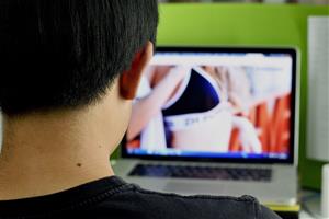 El 57% d'alumnes de quart d'ESO ha vist pornografia i la meitat d'aquests ho ha fet abans dels 12 anys. ACN