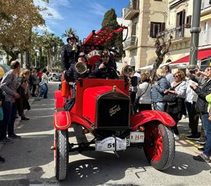 El 65è Ral·li Internacional Barcelona-Sitges ha tornat a viatjar al segle passat per posar en marxa 77 