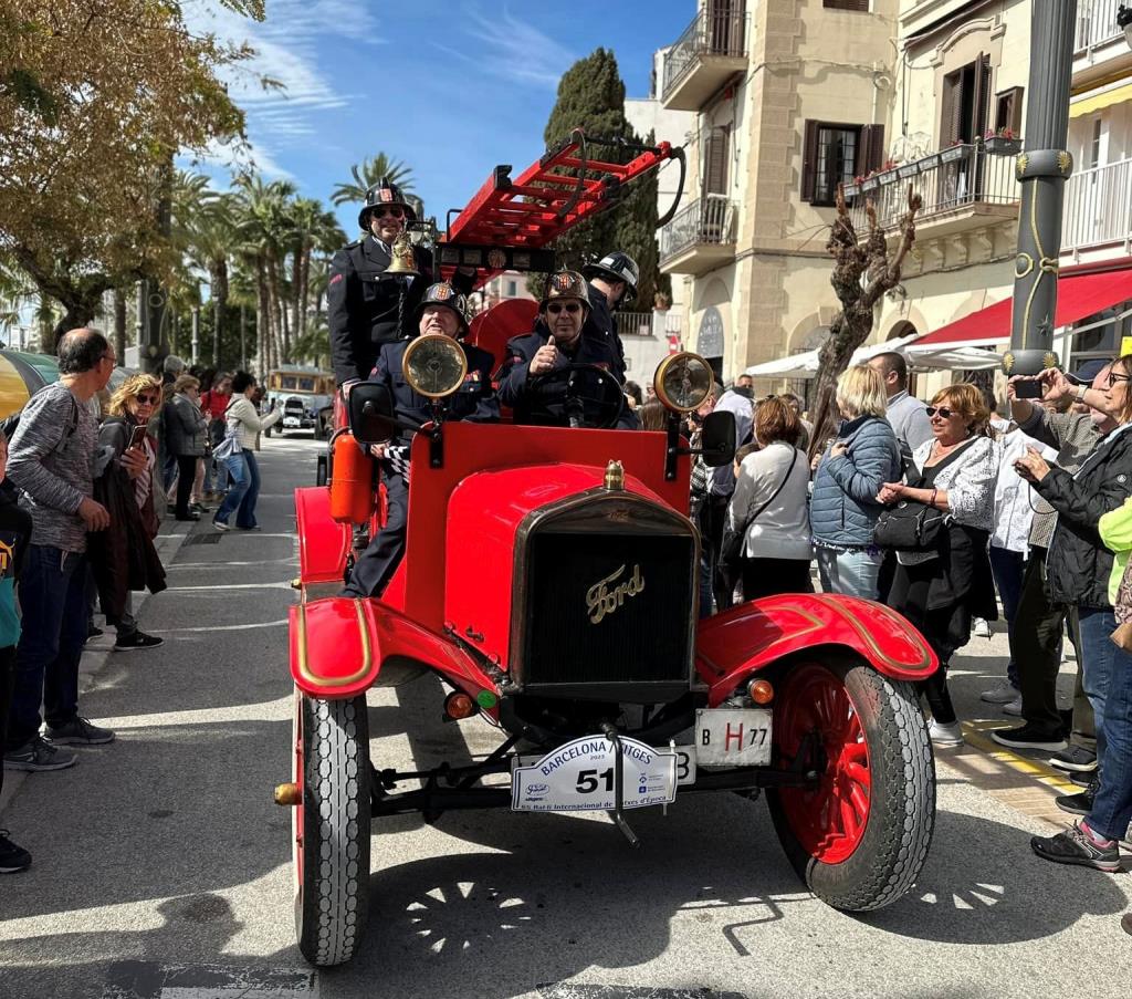 El 65è Ral·li Internacional Barcelona-Sitges ha tornat a viatjar al segle passat per posar en marxa 77 