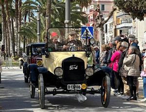 El 65è Ral·li Internacional Barcelona-Sitges ha tornat a viatjar al segle passat per posar en marxa 77 